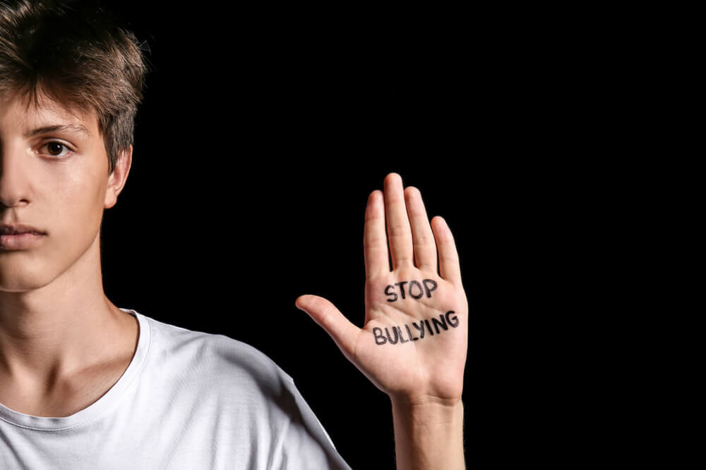 ragazzo con scritta stop bullying sulla mano per rappresentare master bullismo