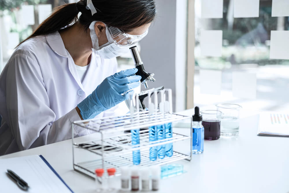 scienziata al lavoro grazie a laurea in ingegneria chimica