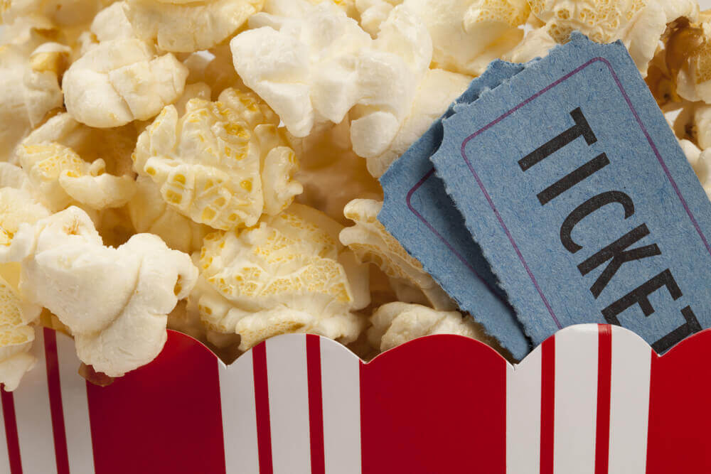 popcorn e biglietto cinema per rappresentare film cinema questa settimana