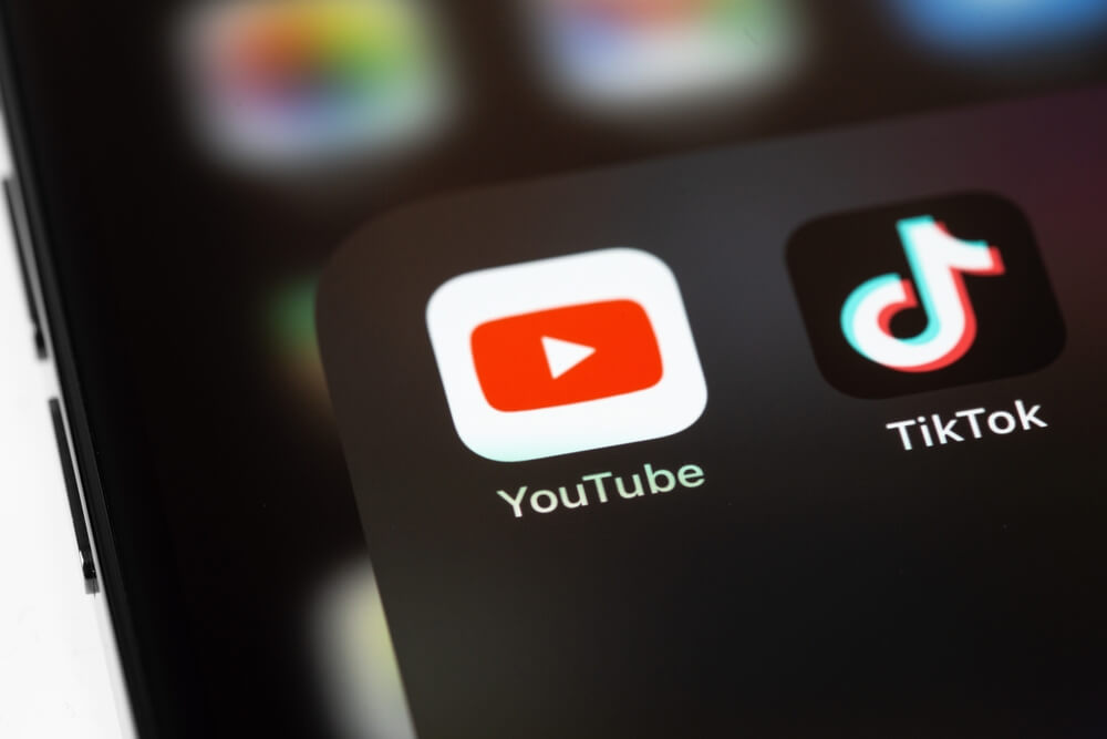 icone tiktok youtube su smartphone
