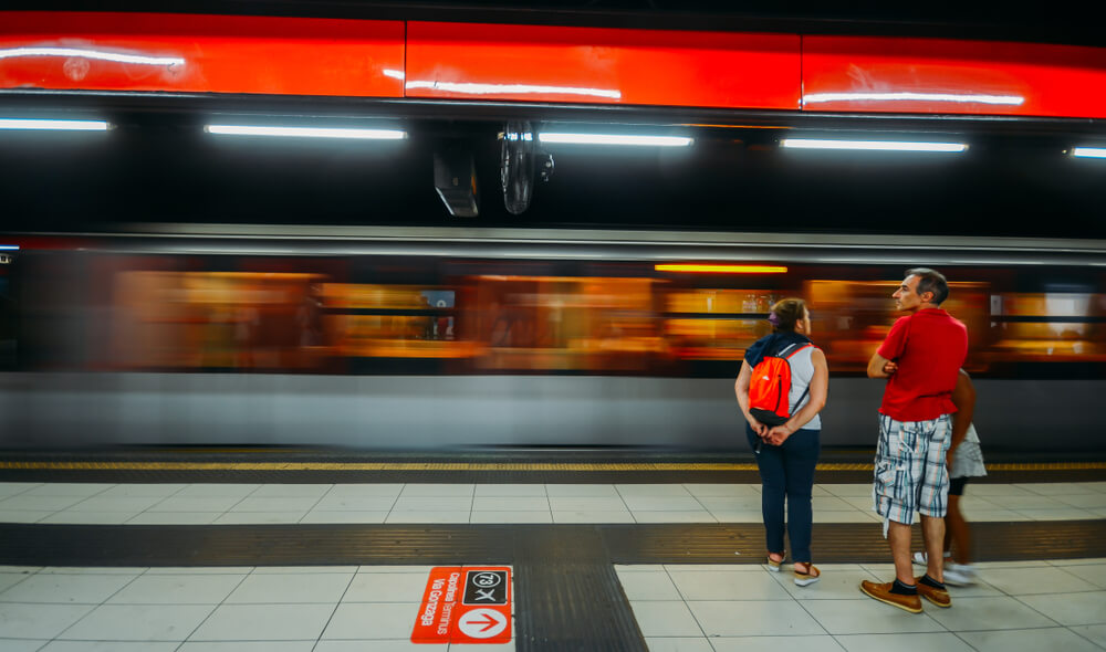due persone sulla banchina della metro rossa milano trasporti