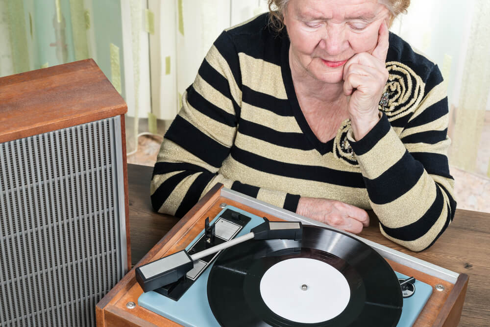 anziana ascolta musica giradischi