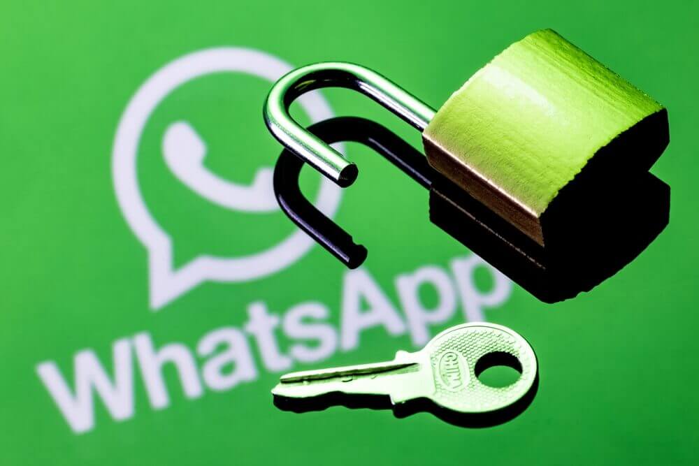 icona whatsapp con lucchetto aperto e chiave accanto