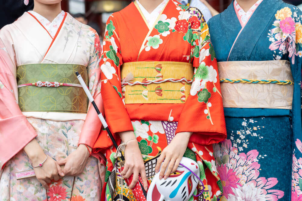 tre ragazze indossano kimono tradizionali