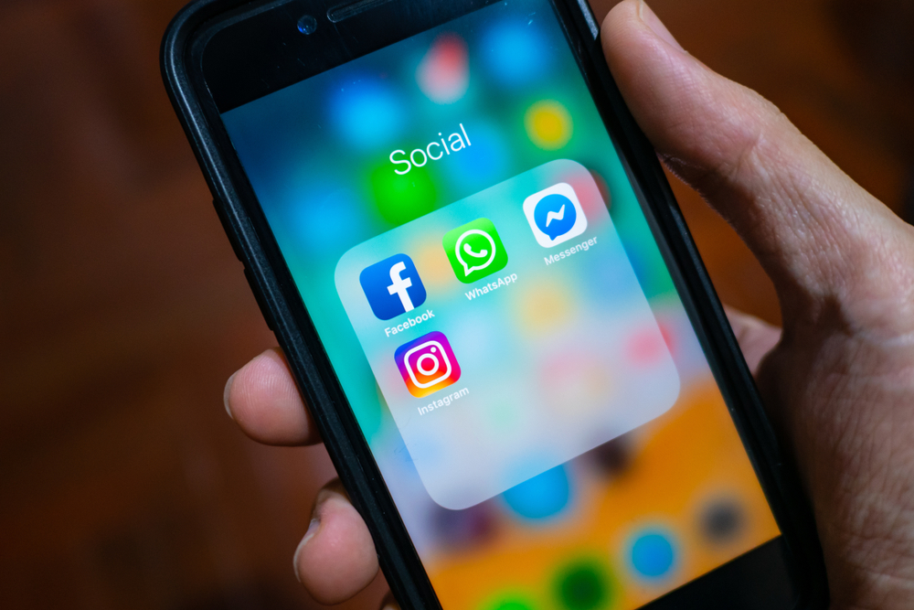 icone facebook messenger instagram whatsapp su smartphone per nuove funzionalità parental control