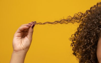 I capelli ricci si sono evoluti per proteggere gli umani dal Sole