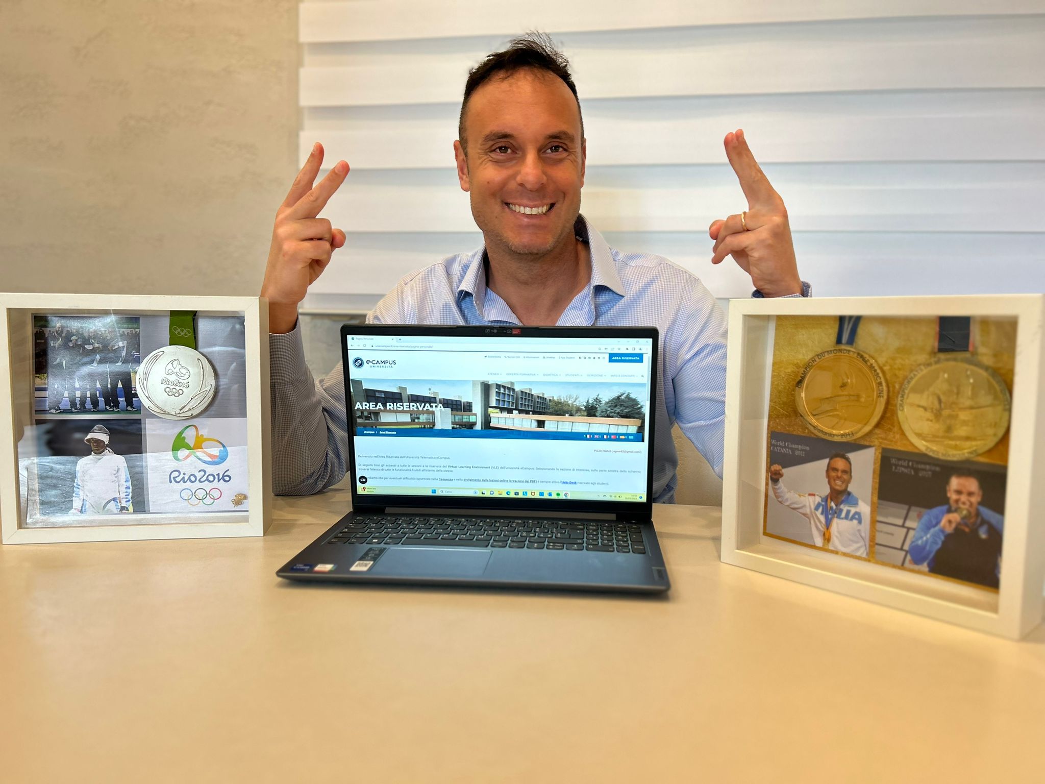 Paolo Pizzo sorride con le medaglie d'oro vinte per La Stoccata Vincente