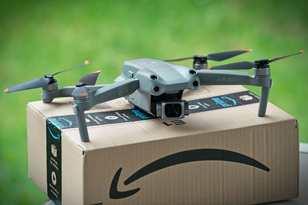 drone di amazon consegna un pacco per servizio di consegna amazon prime air
