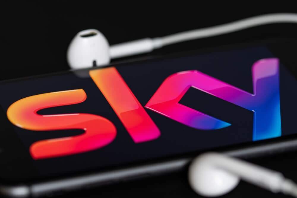 logo di sky su smartphone, l'azienda che ha annunciato gomorra il prequel e romanzo criminale il prequel