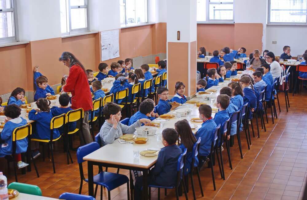 bambini mangiano in mense scolastiche