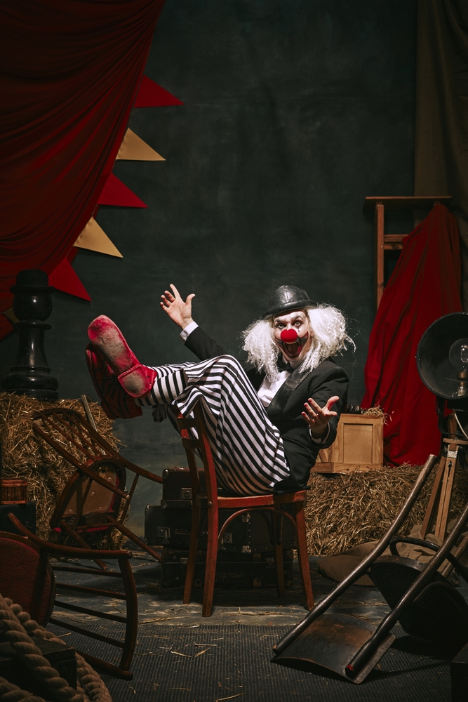 clown pagliaccio in tendone da circo con pantaloni a righe