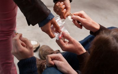 Aumentano il consumo di droghe, alcol e il fenomeno hikikomori tra i giovani italiani