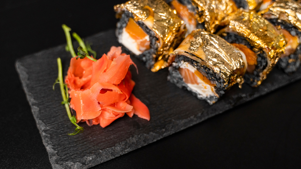 uramaki di sushi con sopra foglie d'oro