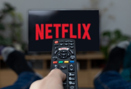 schermata principale di Netflix vista in uno schermo televisivo con telecomando