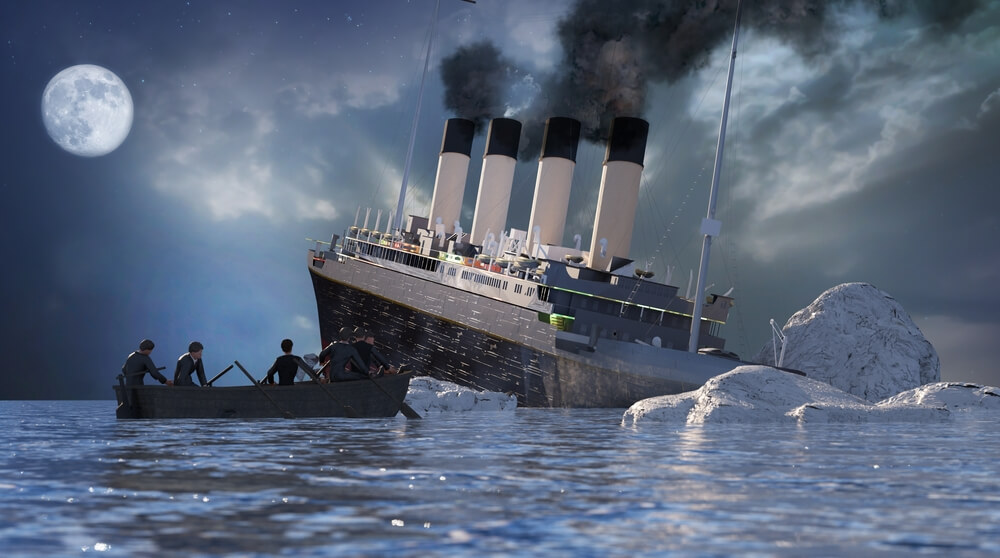 titanic affonda nell'oceano atlantico con luna e cielo nello sfondo