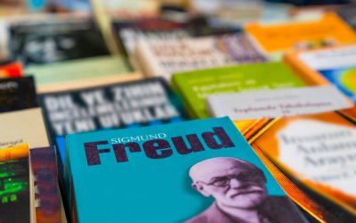 Freud incontra C.S. Lewis nel nuovo film Freud – L’ultima analisi, dal 29 agosto al cinema