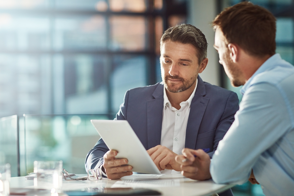 due business man davanti al tablet discutono di affari