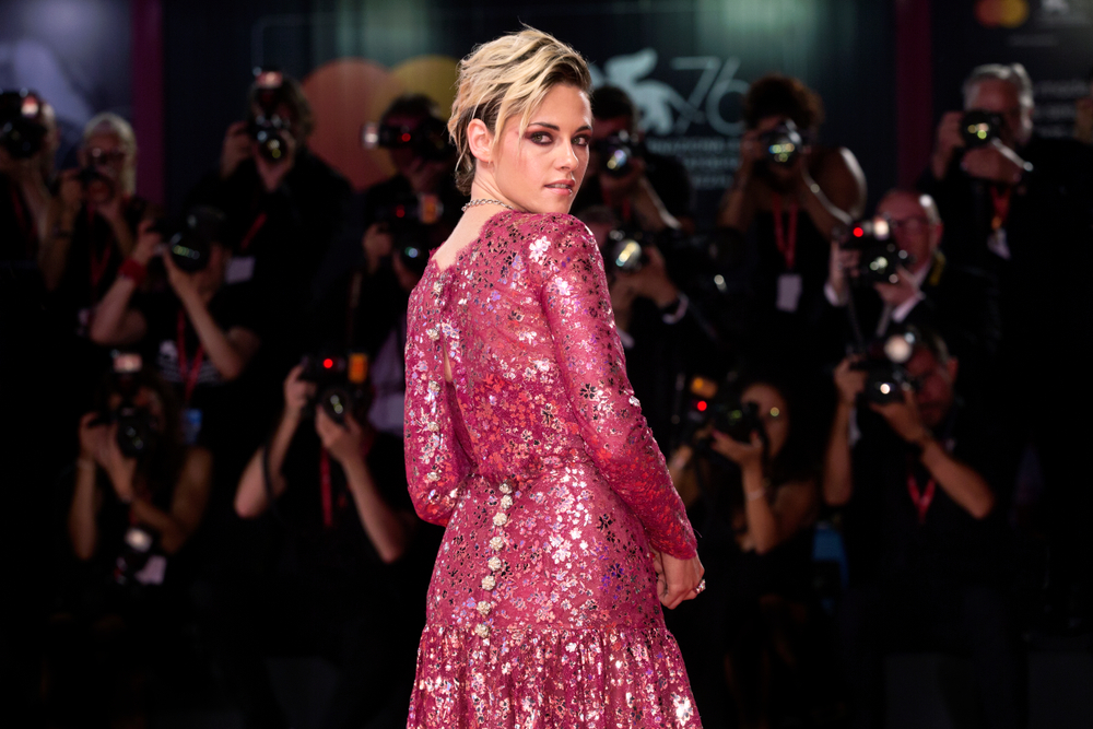 Kristen Stewart sul red carpet con abito rosa