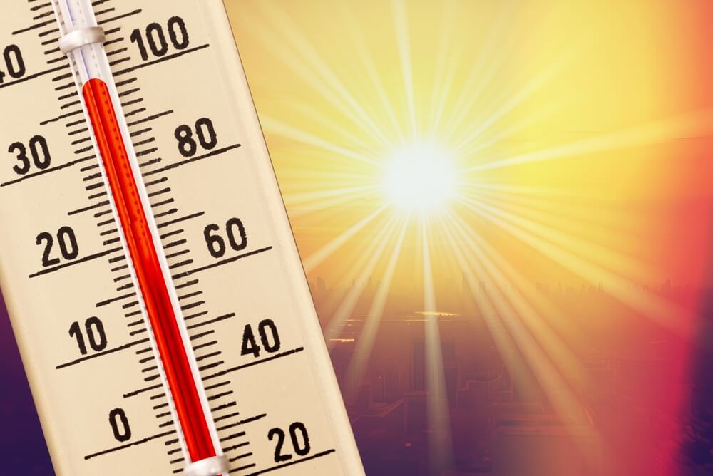 termometro che segna oltre 30 gradi, le temperature alte spingono a spostare l'inizio della scuola ad ottobre