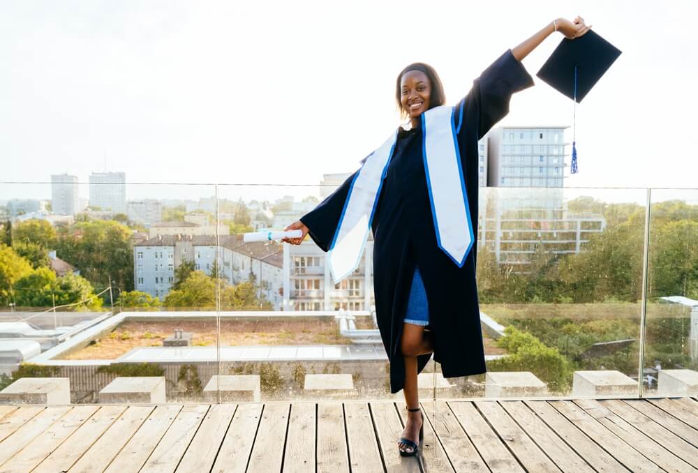 ragazza che si laurea con cappello in mano