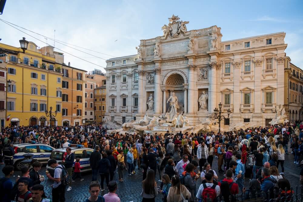 turisti davanti fontana di trevi roma assistente virtuale julia guiderà i flussi turistici