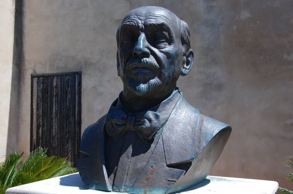 statua di luigi pirandello, protagonista del film biografico eterno visionario di michele placido