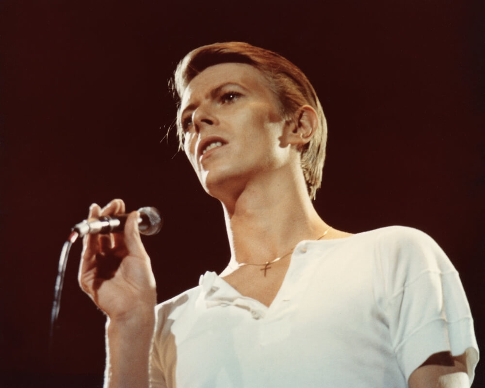 david bowie con t-shirt bianca e microfono in mano