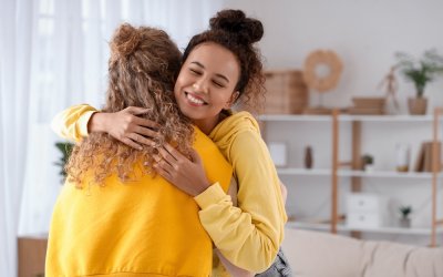 Gli abbracci sono una panacea: favoriscono la produzione dell’ormone del buonumore e veicolano emozioni