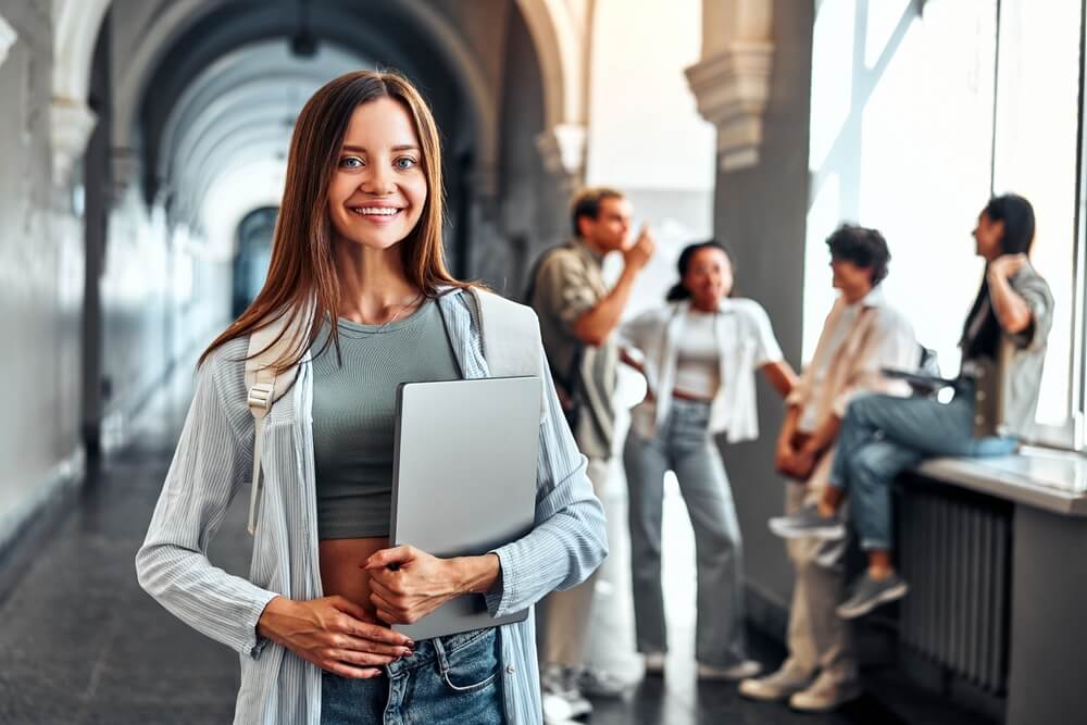 studentessa in ateneo con libri in mano