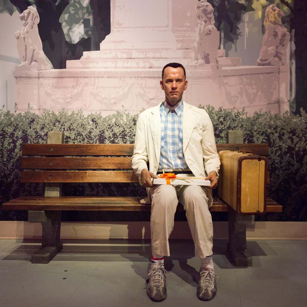 Tom Hanks sul set di Forrest Gump seduto sulla panchina