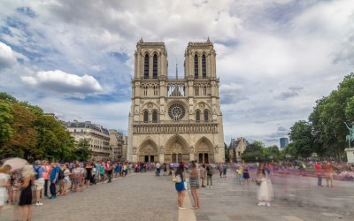 A Monaco è in mostra l’albero più costoso, a Parigi riapre Notre Dame e a Szepetnek prende vita un villaggio di pan di zenzero… Ecco come il mondo si prepara ad accogliere il Natale