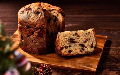 Sulle tavole moderne svetta il panettone di farina di grillo, con grilli caramellati e cioccolato