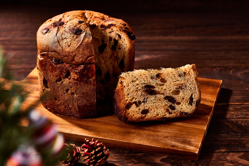 panettone tagliato in tavola