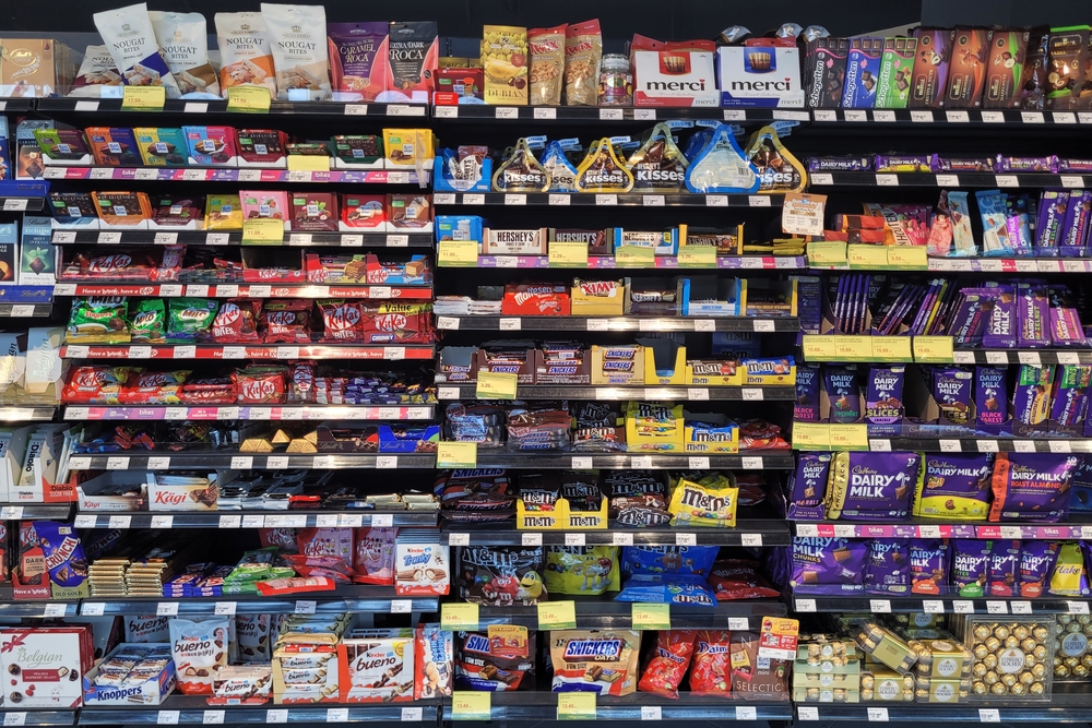 cibo sugli scaffali del supermercato. cioccolate, snack e merendine