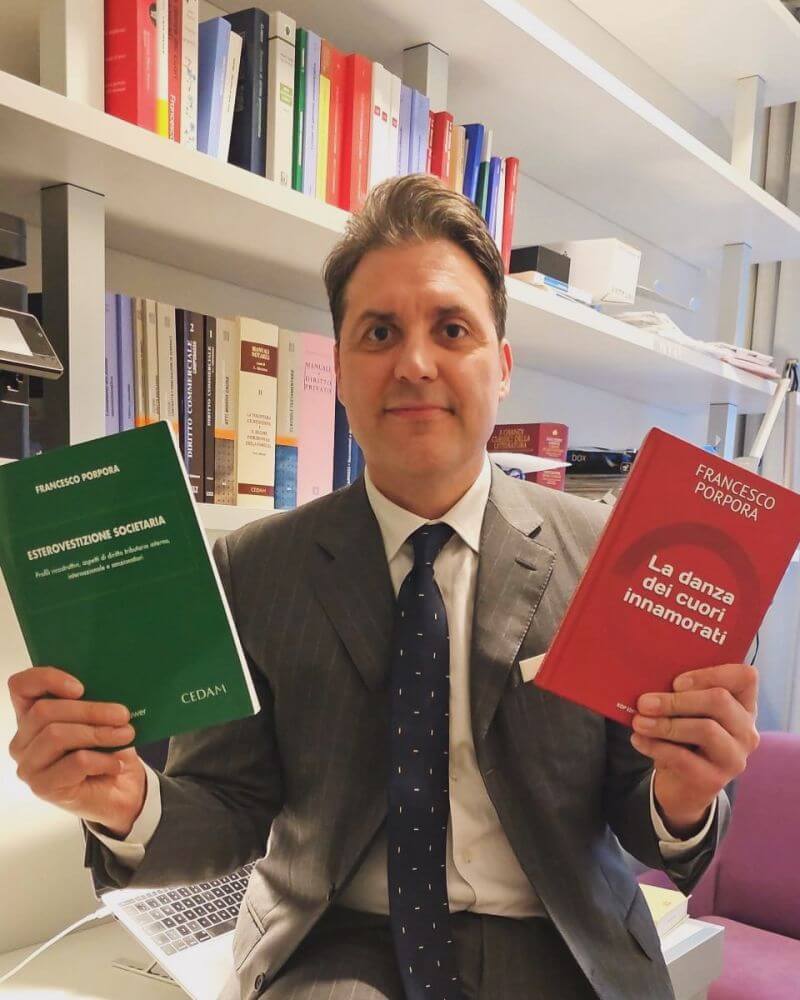 francesco porpora con i suoi libri