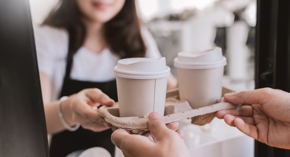 mano barista porge bicchieri caffè monouso