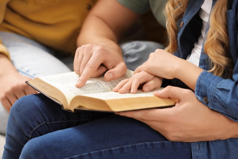 bambini leggono un libro, focus delle nuove indicazioni nazionali del mim è di rafforzare la passione per la lettura