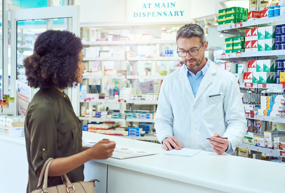 farmacista parla con cliente che porta ricetta medica