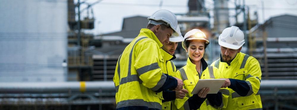 gruppo ingegneri industriali a lavoro