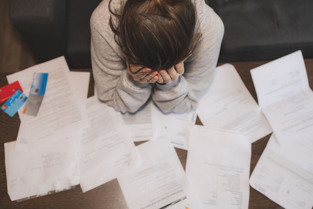 ragazza disperata per lo studio per rappresentare l'ansia da esame e le tecniche per superarla