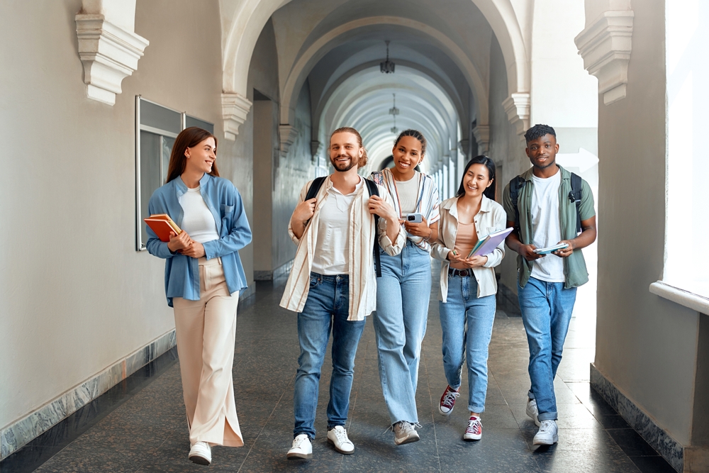 studenti universitari camminano lungo i portici dell'ateneo