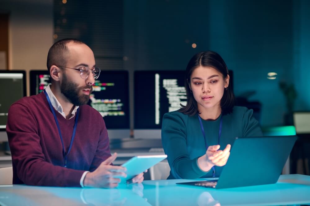 due esperti di cyber security al pc