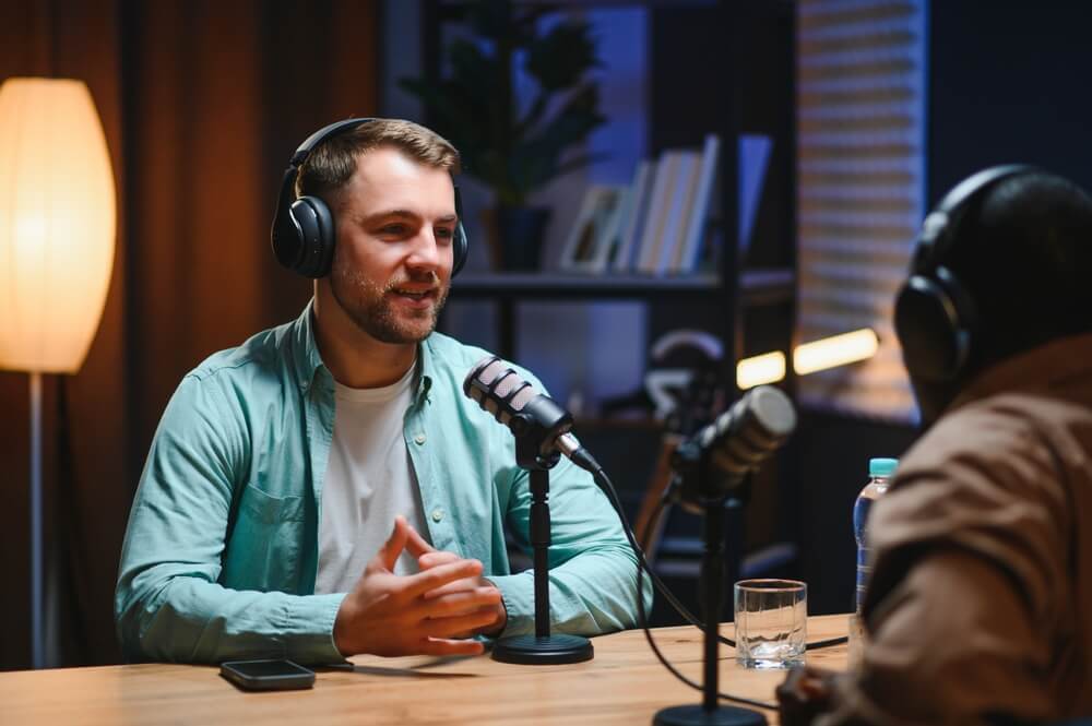 influencer al microfono di una trasmissione podcast