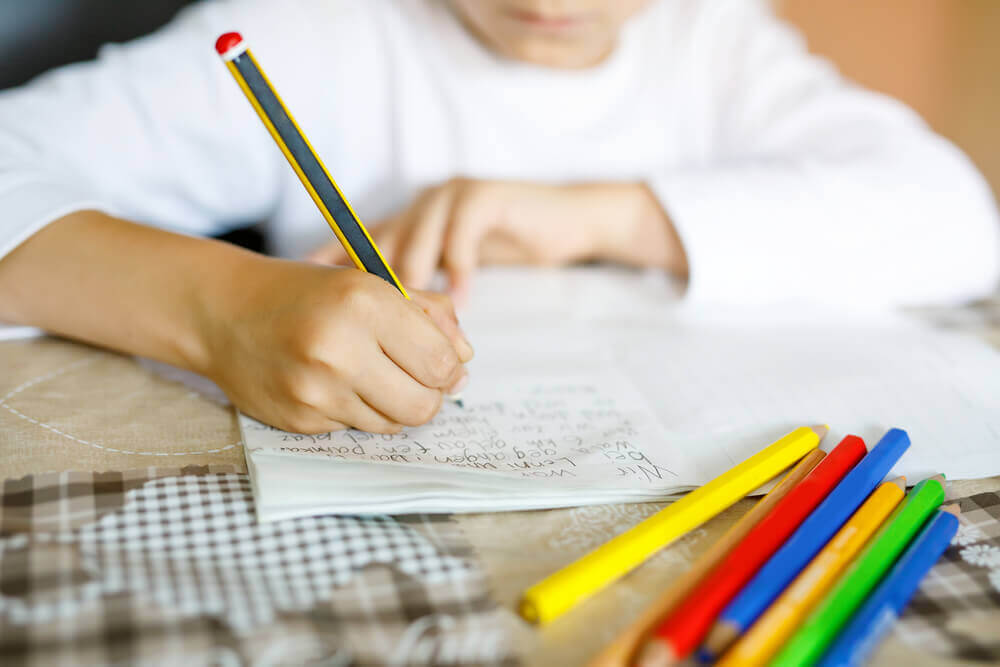 bambino fa i compiti