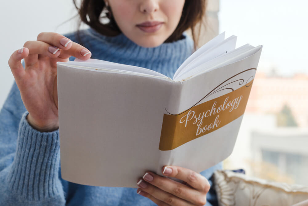 ragazza sfoglia un libro di psicologia