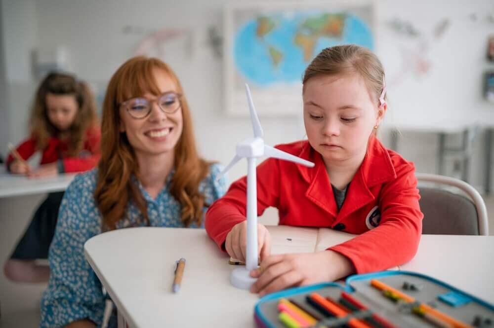insegnante con alunna disabile per rappresentare Conferma docenti di sostengo da parte delle famiglie, il TAR del Lazio respinge il ricorso