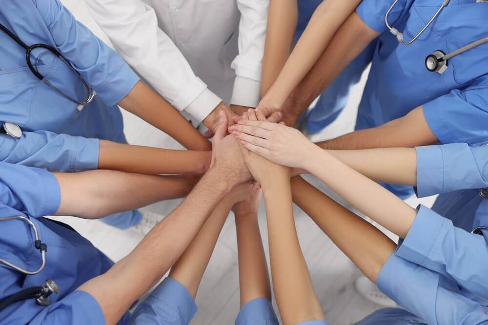 gruppo di infermieri per rappresentare giornata internazionale degli infermieri