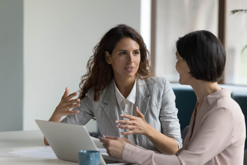 project manager al lavoro parlano tra loro