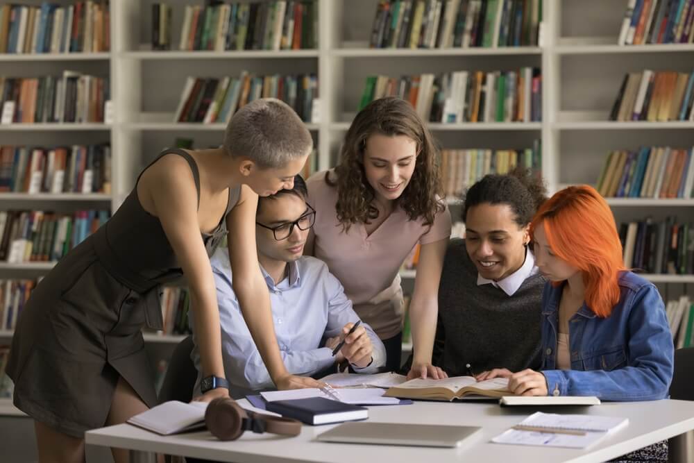 studenti studiano in gruppo pro e contro dello studiare in gruppo
