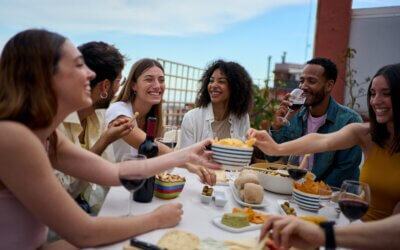 Mangiare in compagnia fa bene alla salute e rende felici